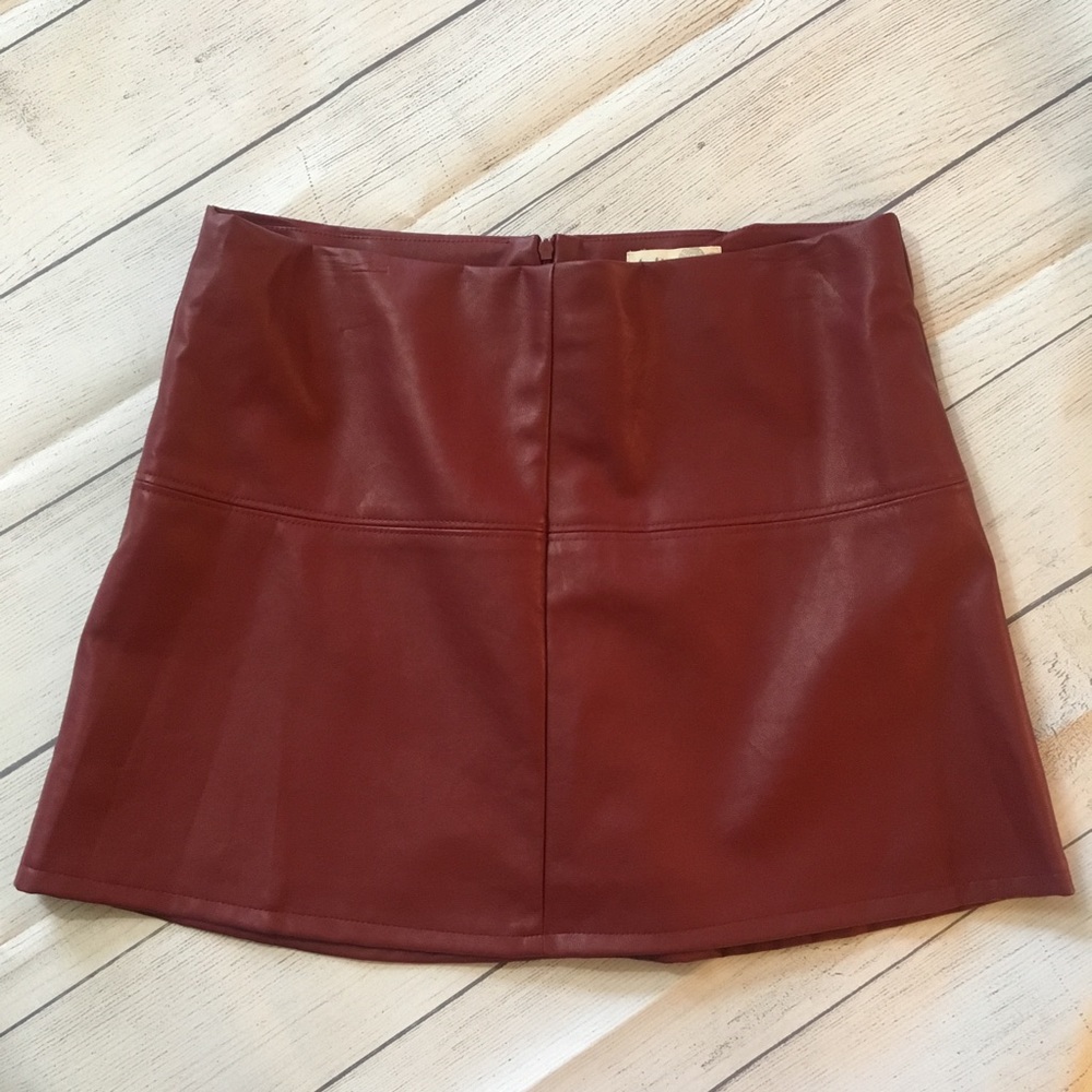 ☀️Faux red leather mini skirt, a great fall piece!